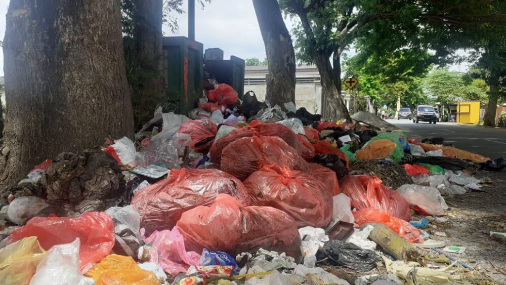 Warga Palu Keluhkan Penumpukan Sampah Di Jalan Cendrawasi