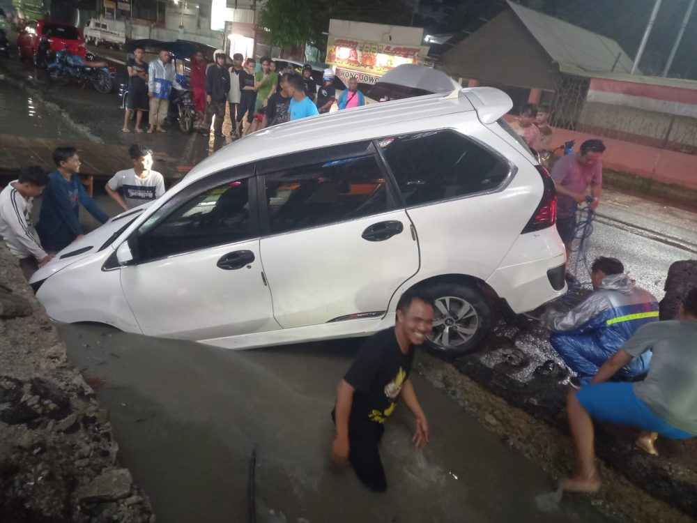 Naas Sebuah Mobil Jatuh Ke Saluran Perbaikan Jalan Nani Wartabone