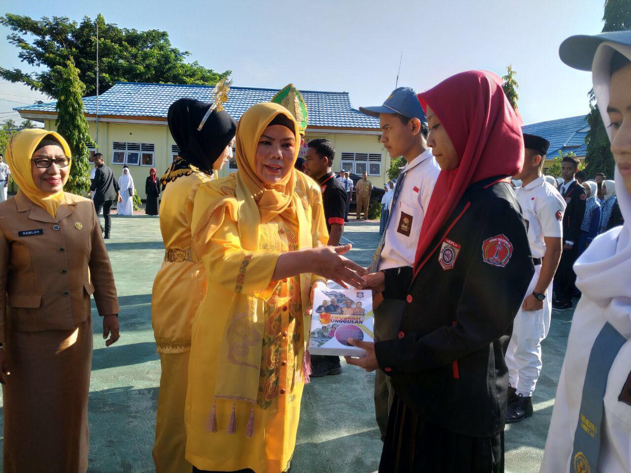 SMK 5 Kota Gorontalo Terima Asuransi Dari Ketua Kwarda Pramuka
