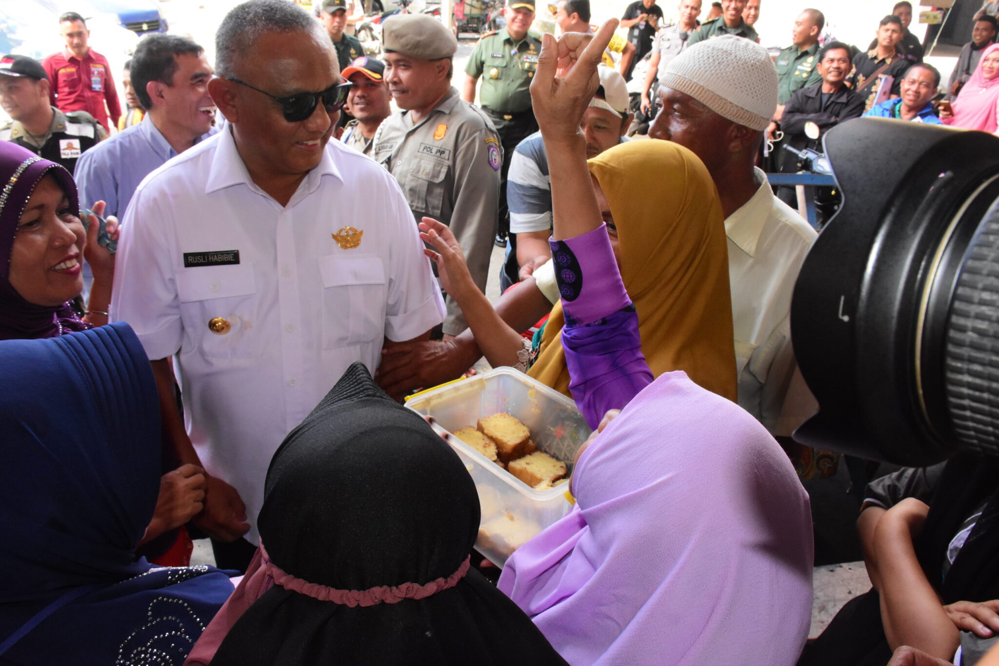 Gubernur Gorontalo Borong Dagangan Pelaku UMKM di Pasar Sentral