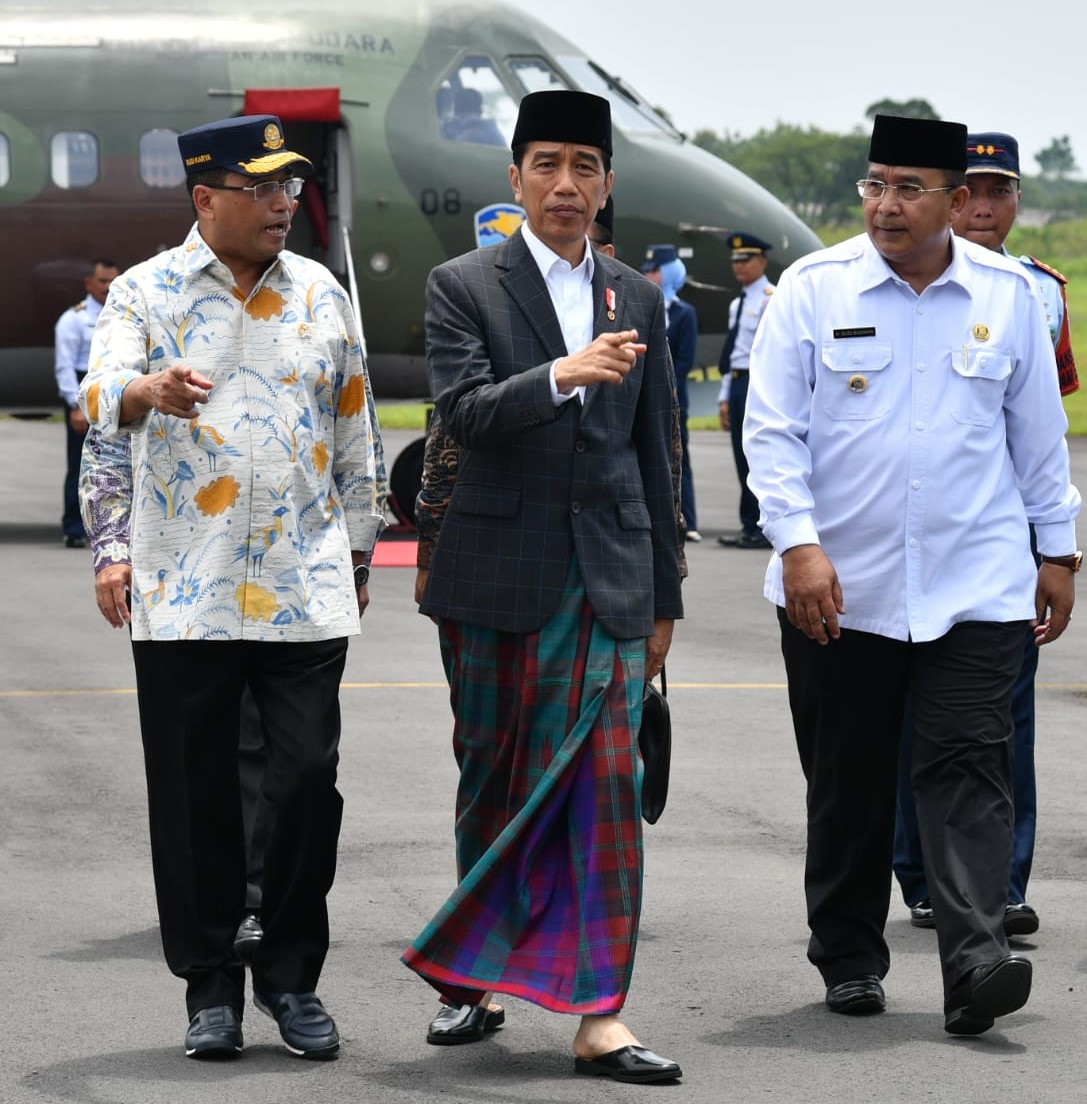 Tiba Pukul 20.18 Wita di Gorontalo, Presiden RI Disambut Gubernur Gorontalo