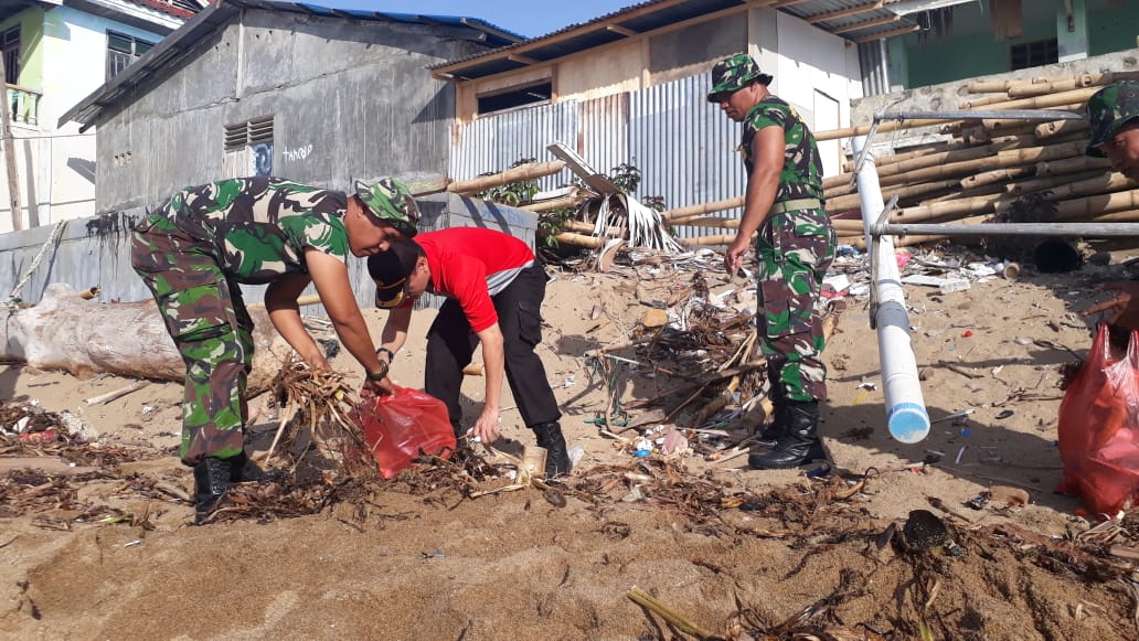 TNI-Polri Berburu Sampah Plastik di Bibir Pantai Tangga 2000