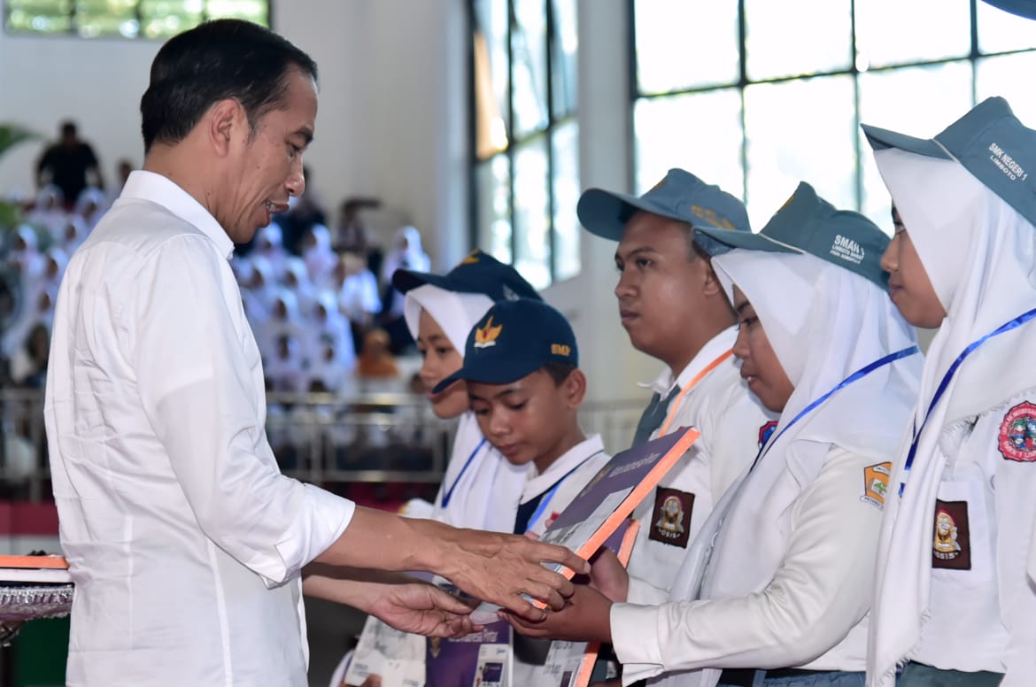 Salurkan KIP, Presiden RI Jokowi Titip Pesan ke 4000 Pelajar Gorontalo