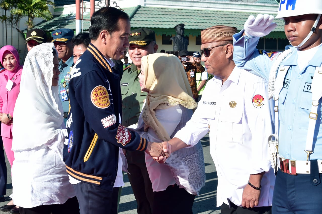 Bertolak ke Sultra, Gubernur Rusli Antar Presiden RI Jokowi dan Ibu Negara ke Bandara