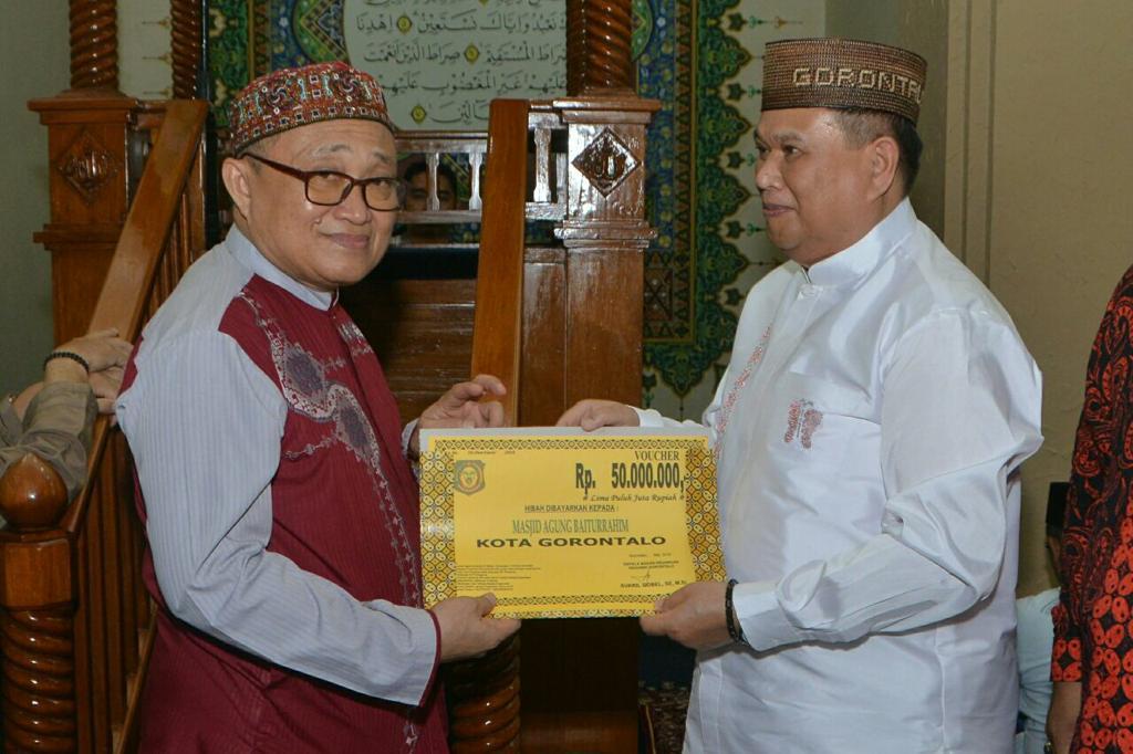Tarawih Perdana, Pemprov Beri Bantuan Untuk Badan Takmirul Masjid Agung