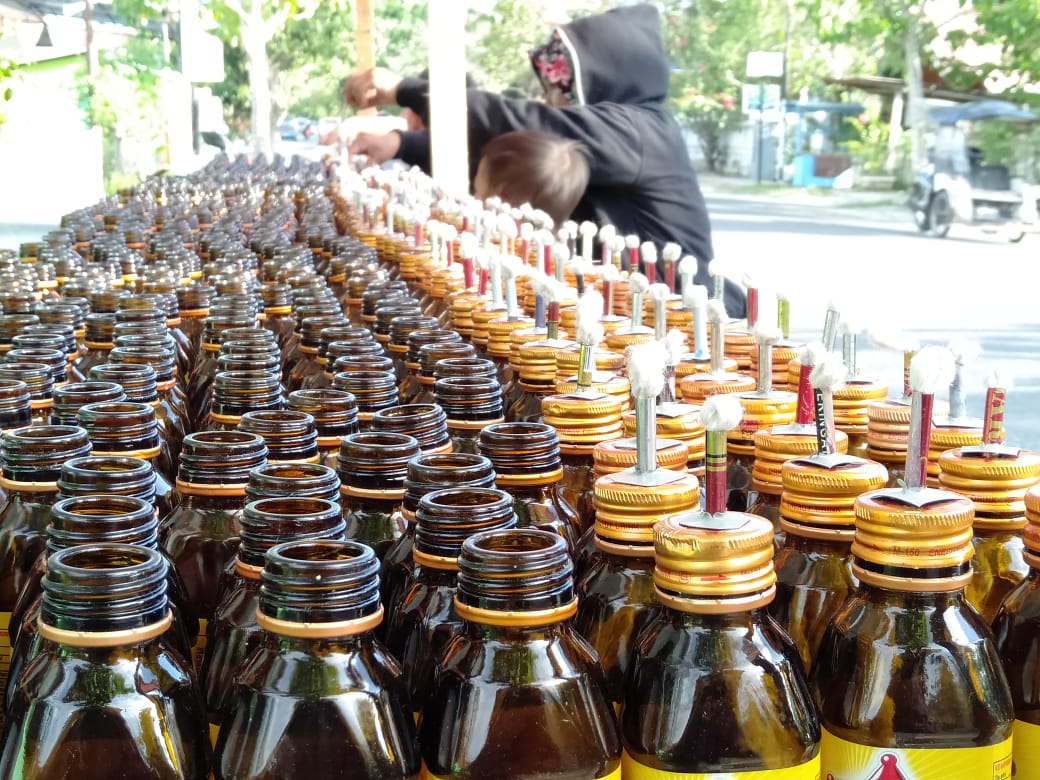 Jelang ‘Tumbilotohe’ Pedagang Lampu Botol Mulai Ramai di Gorontalo