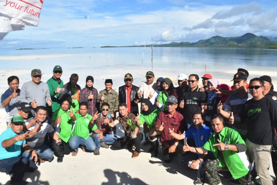 Bupati Gorontalo Siap Bantu Promosikan Pantai Ratu Boalemo