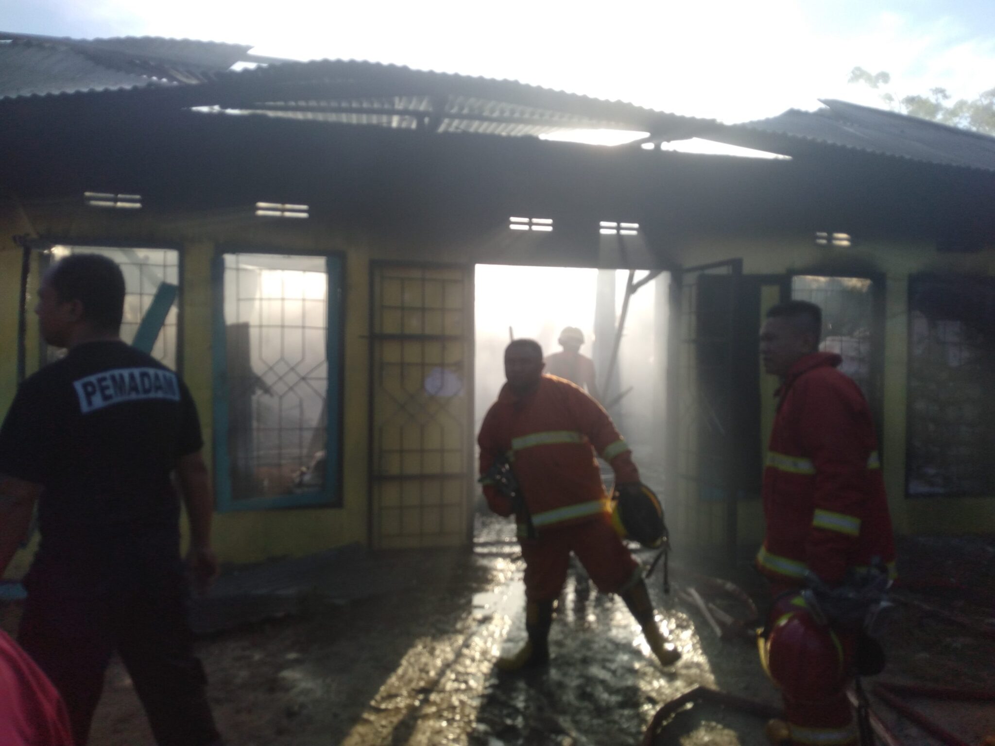 Satu Unit Rumah Yang Jual Bahan Pertanian di Bone Bolango Terbakar