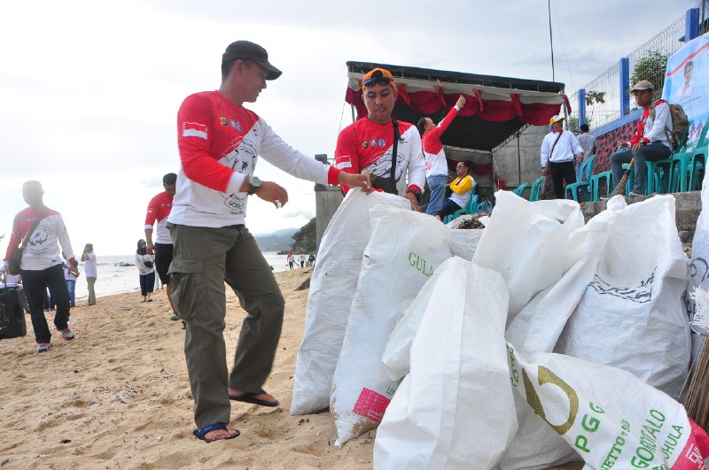 2,5 Ton Sampah Diangkut Dari Pesisir Pantai Kota Gorontalo