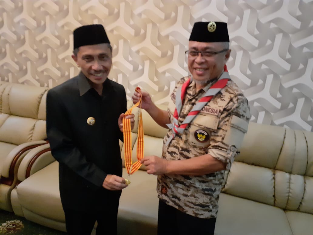 Bupati Gorontalo Terima Penghargaan Lencana Melati Pramuka