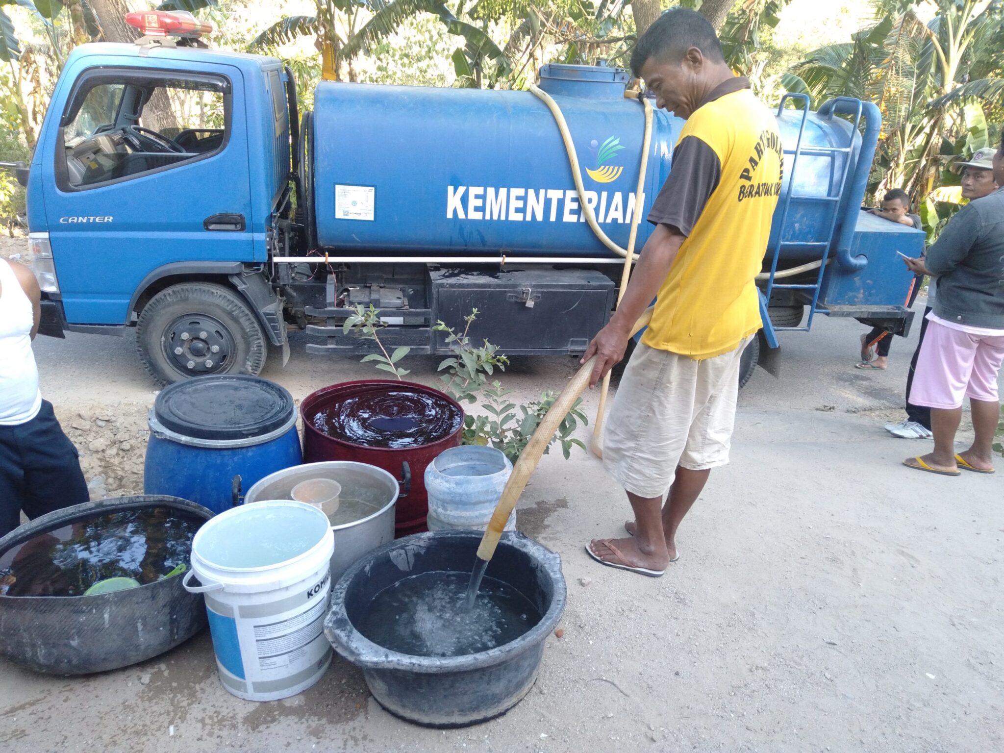 Dinas Sosial Salurkan 5000 Liter Air Bersih ke Masyarakat Bulota