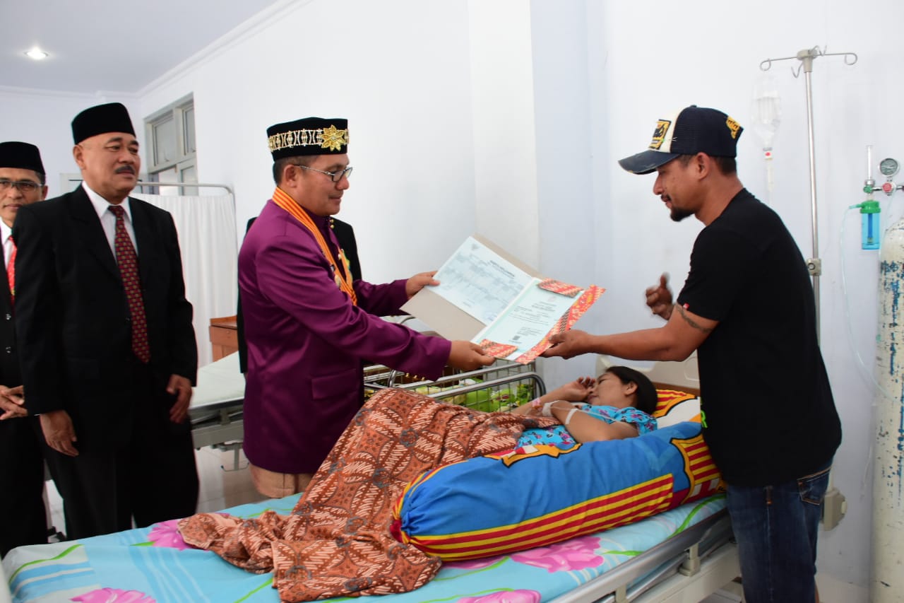 Wali Kota Gorontalo Serahkan Akta Bayi Yang Lahir 17 Agustus