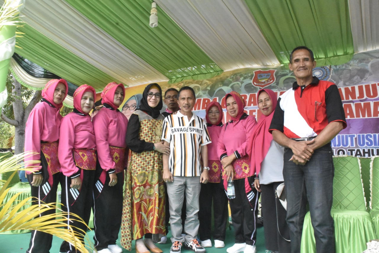 Bupati Gorontalo Berikan Penghargaan Pada Lansia Produktif