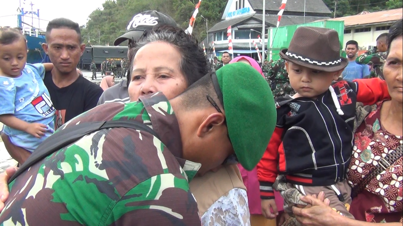 Tangisan Keluarga Warnai Keberangkatan Satgas Yonif 713 ke Perbatasan RI-PNG