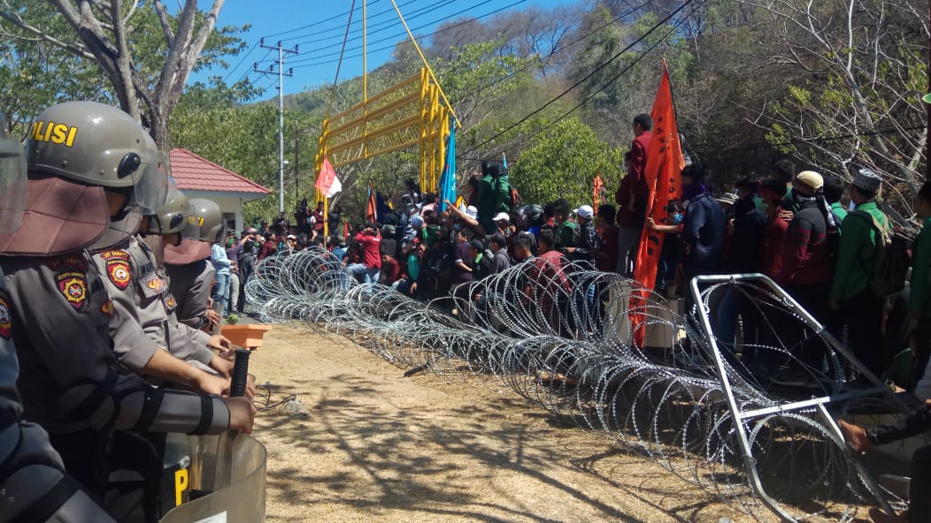 Flash News – Mahasiswa Hancurkan Blokade Polisi di DPRD