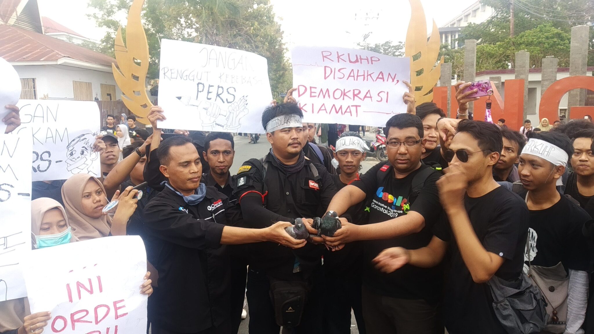 Tolak Revisi KUHP, Jurnalis Di Gorontalo Gelar Aksi Jalan Mundur