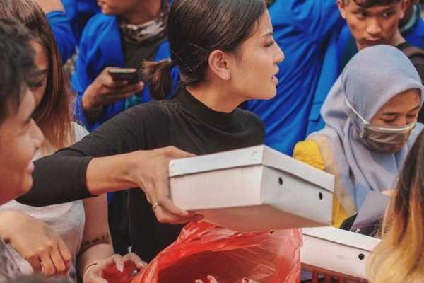 Potret Awkarin bagikan makanan untuk mahasiswa yang demo