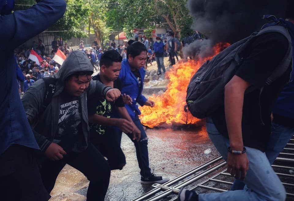 Pagar DPRD Sulut Berhasil Didobrak Mahasiswa