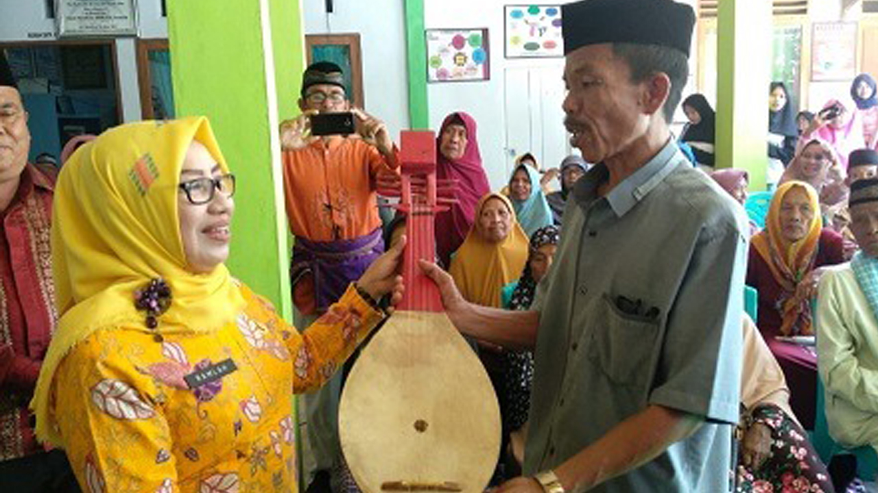 Dikbudpora Gorontalo Serahkan Alat Kesenian Untuk Komunitas Seni Budaya