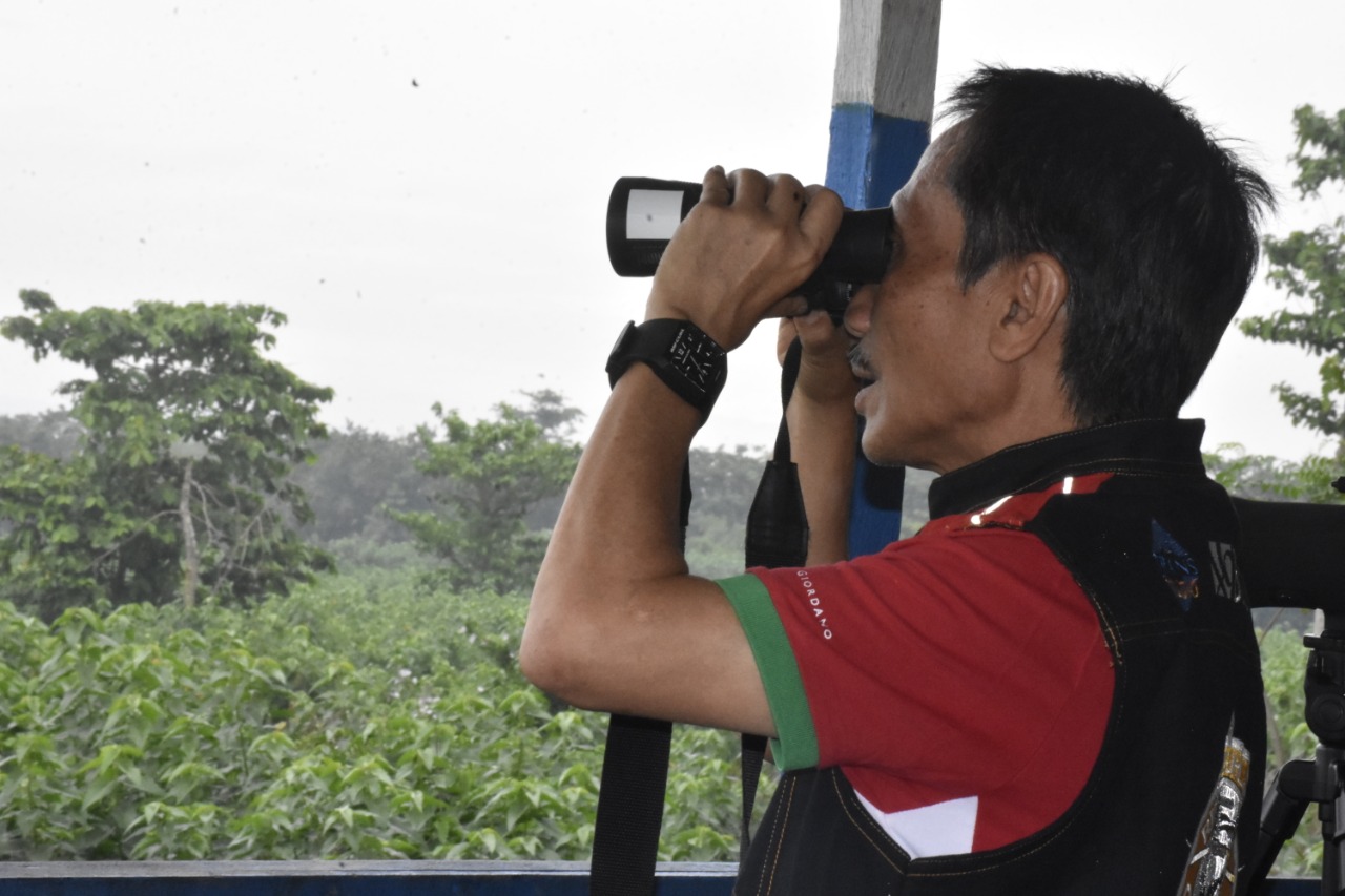 Bupati Gorontalo Amati Burung Migran Di Danau Limboto