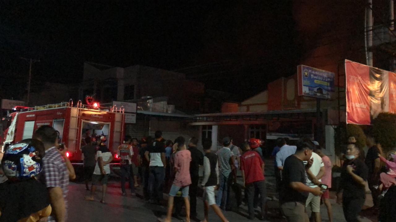 News Flash – Pemadam Kesulitan Jangkau Titik Kebakaran Dekat Hotel Amaris