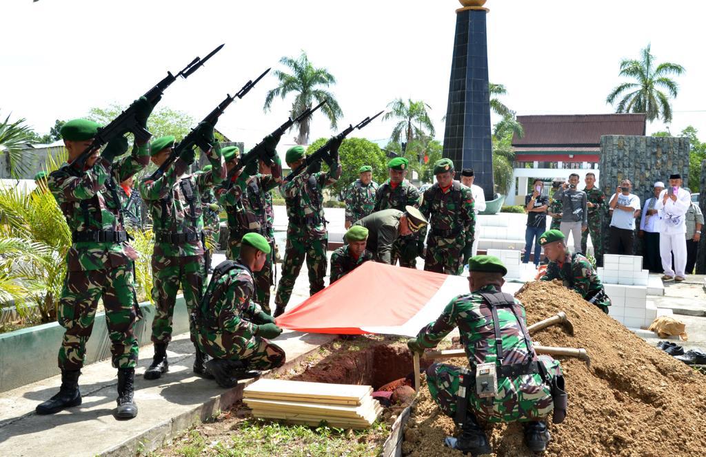Dengan Upacara Militer, Makam Mantan Gubernur Sulut Dipindahkan ke TMP