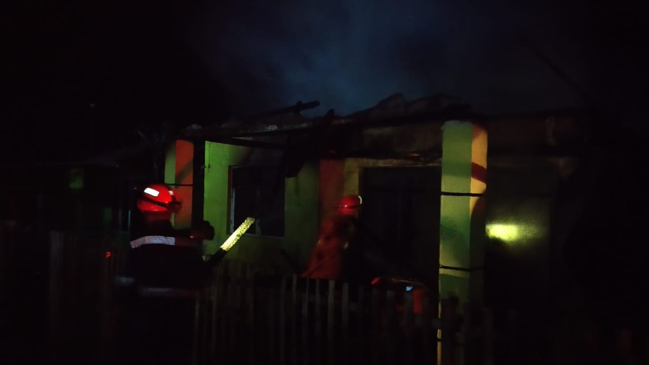 Flash News – Tiga Rumah di Desa Tabumela Terbakar