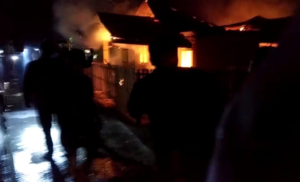 Diduga korsleting listrik, tiga rumah di desa Tabumela terbakar