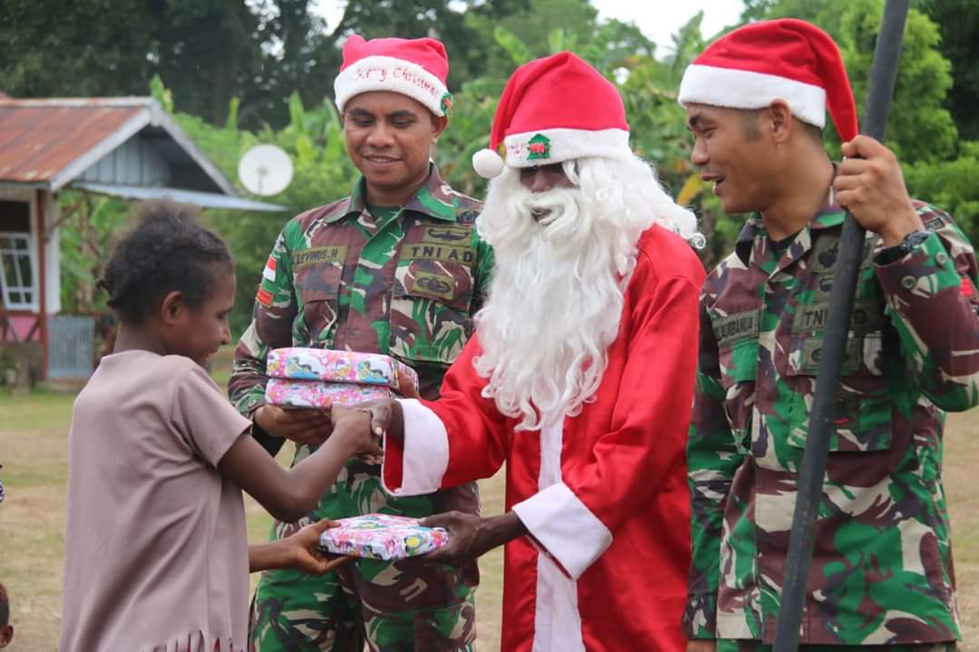 Berkostum Santa Claus, Prajurit TNI Bagikan Kado Natal di Perbatasan RI-PNG