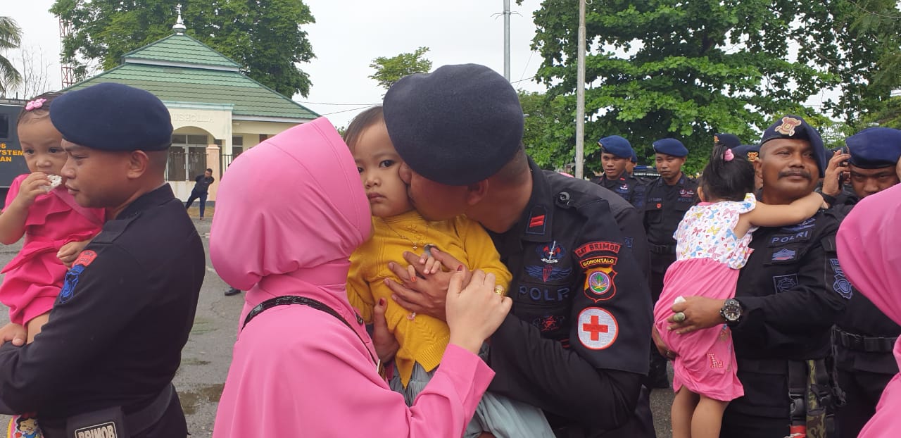 Tangisan Keluarga Warnai Kepulangan Personel Brimob Polda Gorontalo Dari Papua