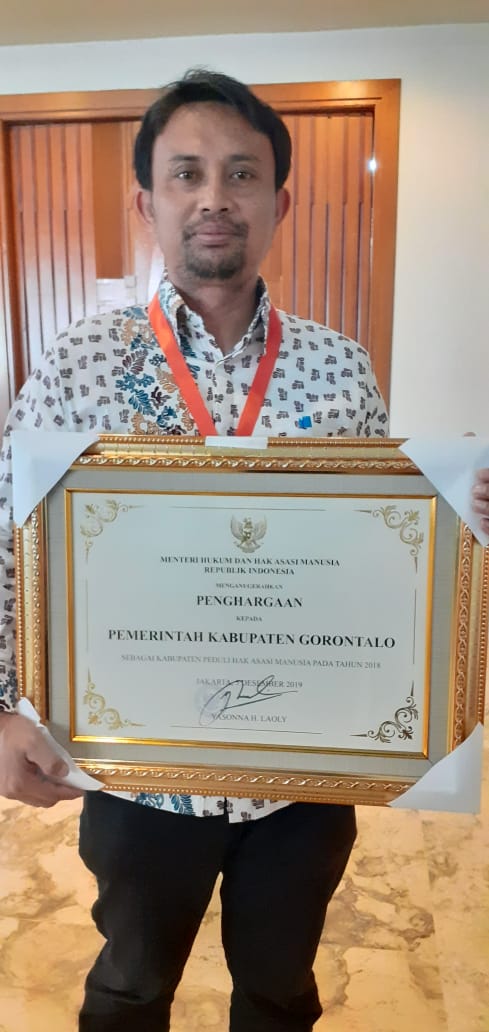 Bupati Gorontalo Terima Penghargaan Peduli Hak Asasi Manusia