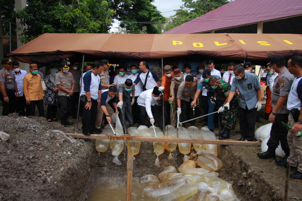 Polda Gorontalo Musnahkan Belasan Ribu Liter Miras Hasil Operasi 2019