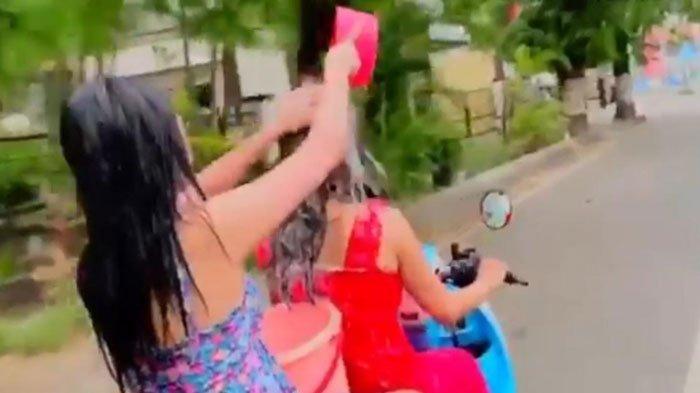 Polisi Tindak Tegas Dua Wanita Mandi Sambil Naik Motor