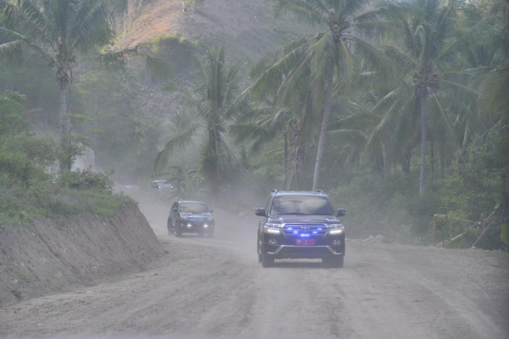 Gubernur Gorontalo Rusli Habibie bersama sejumlah pimpinan Organisasi Perangkat Daerah (OPD), tinjau infrastruktur jalan alternatif Bolihutuo-Keramat di Kabupaten Boalemo, Selasa (21/01).