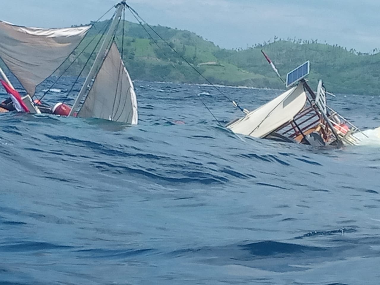 Kapal Ditumpangi Wartawan Istana Terbalik di Labuan Bajo