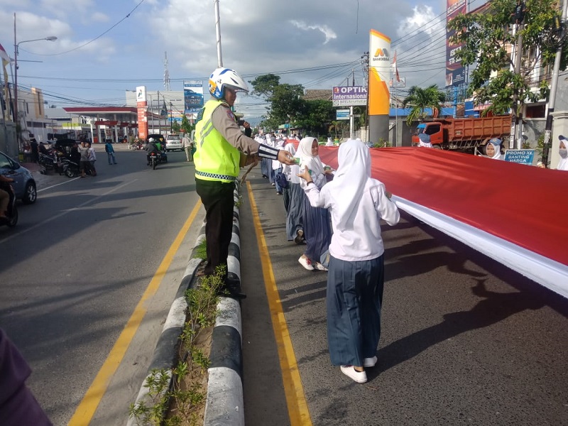 Polisi bagikan air kepada peserta pembentangan Bendera 2,301 Meter