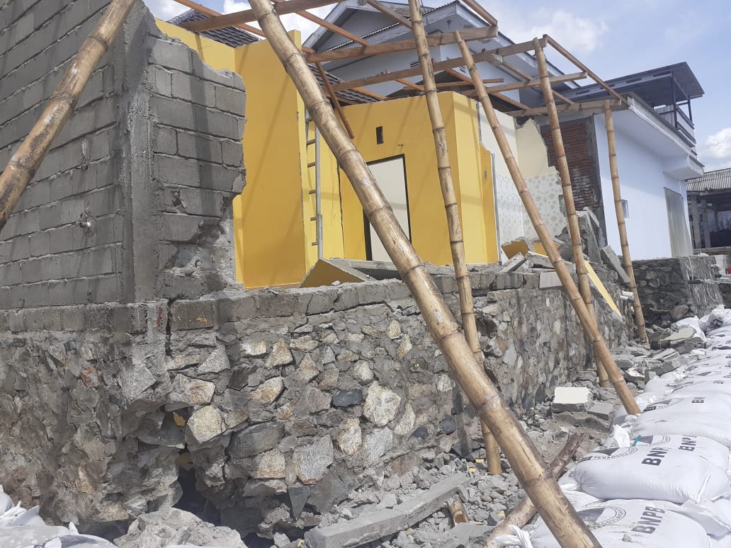 Lima rumah di pesisir Bone Bolango rusak dihantam gelombang tinggi