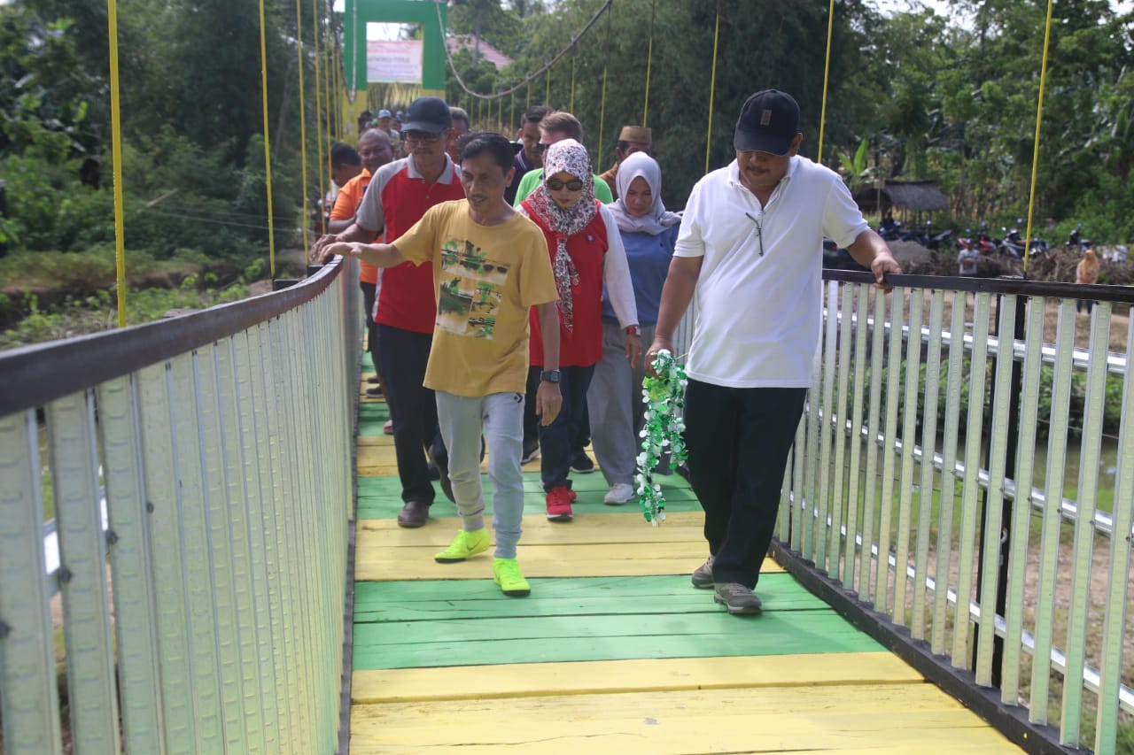 Nelson Resmikan Jembatan Gantung di Desa Botumoputi