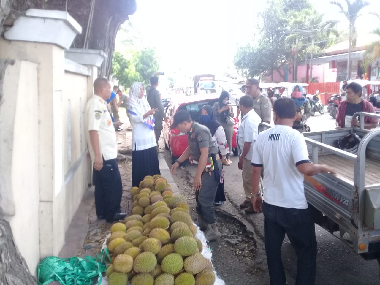 Satpol Tertibkan Pedagang Durian