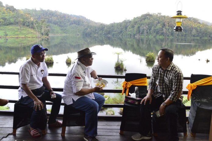 Peserta Jelajah Wisata Sulawesi Nikmati Keindahan Danau Tondok