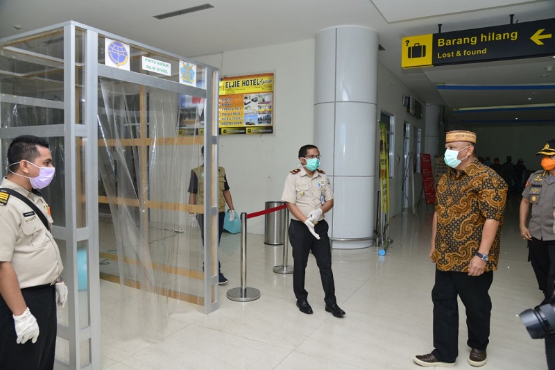 Gubernur Cek Bilik Sterilisasi di Bandara Gorontalo