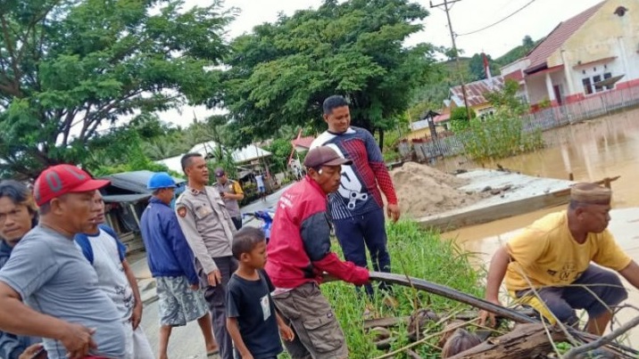 Anggota DPRD Gorontalo Utara Bersihkan Saluran Air