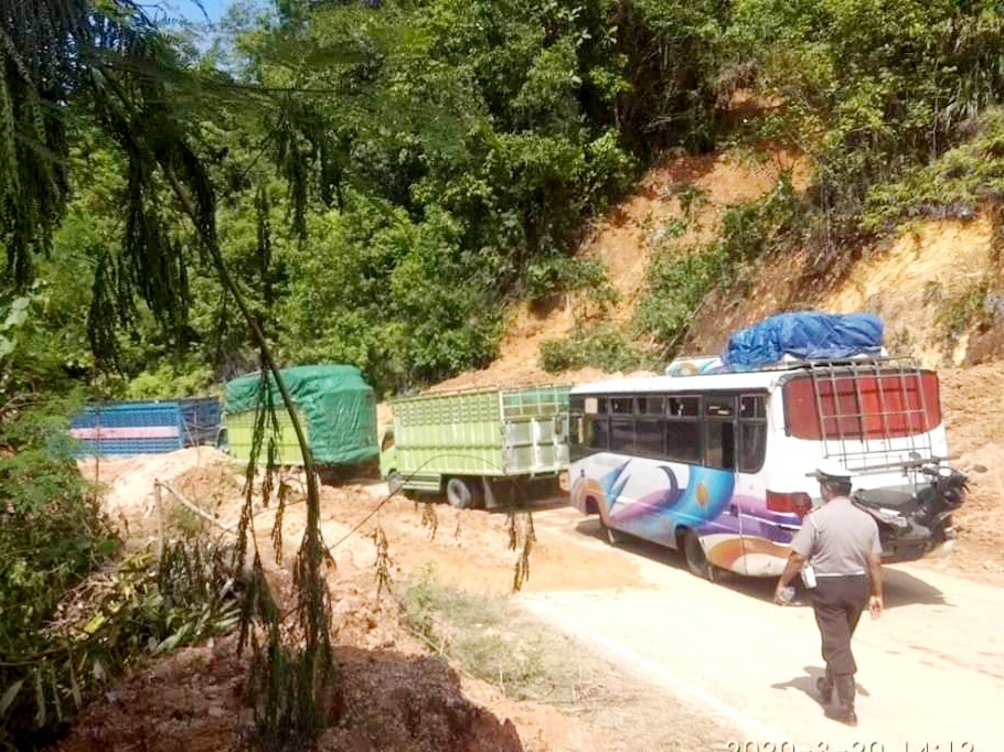 Longsor di Jalan Trans Sulawesi Bolmut Sudah Bisa Dilintasi