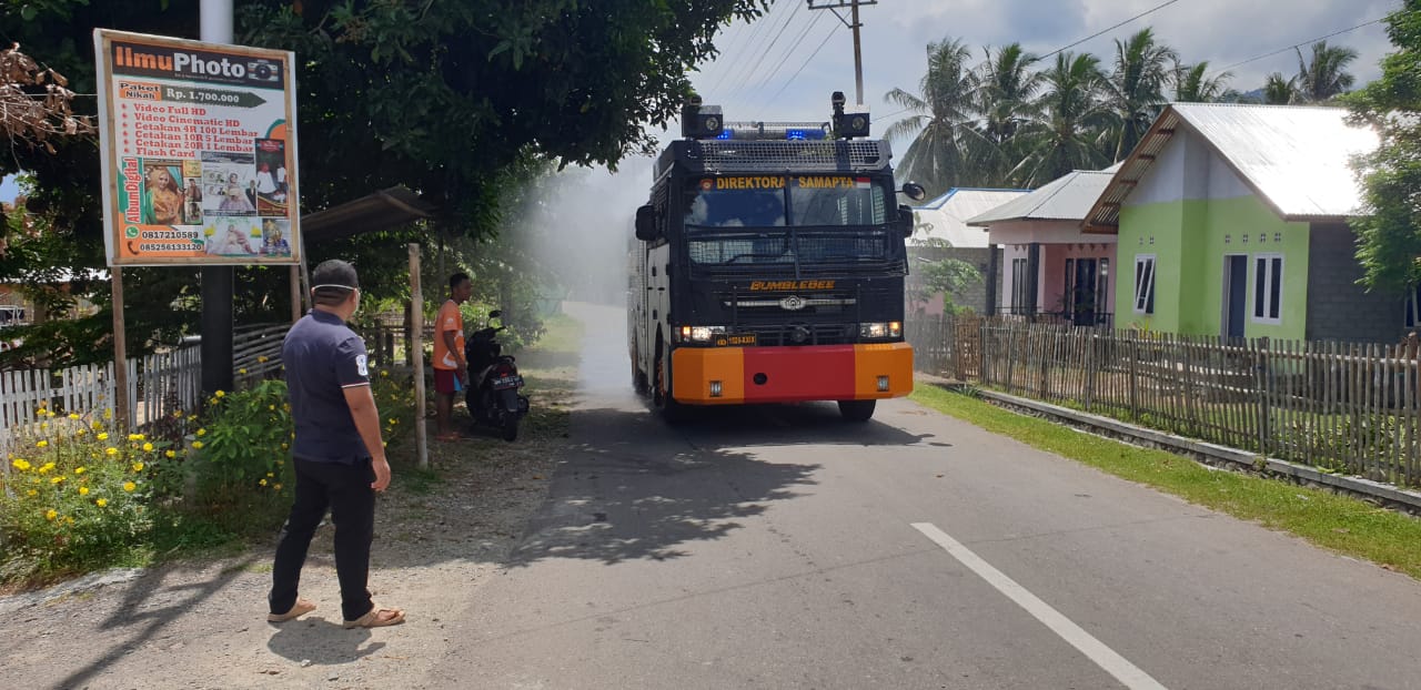 Polda Gorontalo Kerahkan Water Canon Semprot Disinfektan di Ruas Jalan