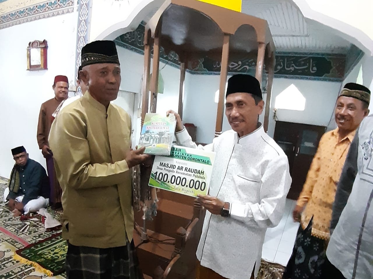 Bupati Gorontalo Serahkan Rp 100 Juta untuk Pembangunan Masjid