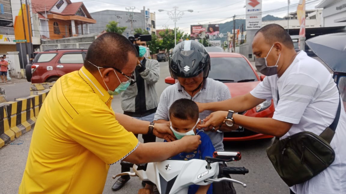 DPRD Provinsi Gorontalo Bagikan Masker Gratis Antisipasi Covid-19