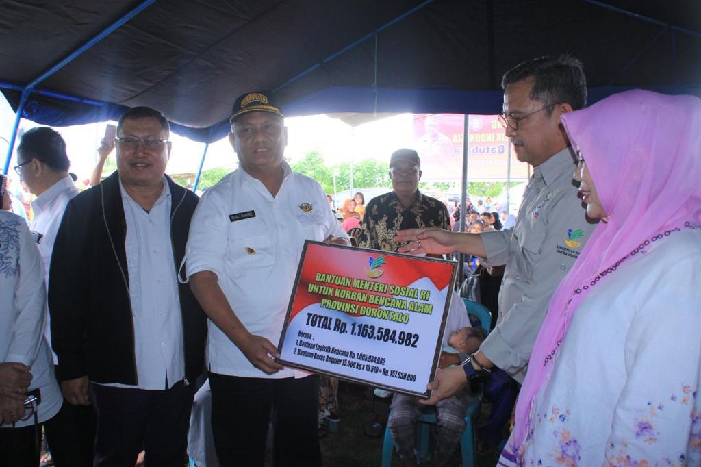 Kemensos RI Serahkan Bantuan kepada Korban Banjir di Gorontalo