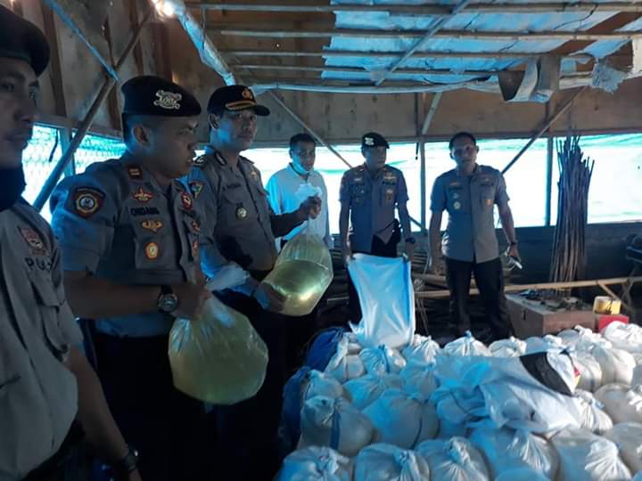 Polres Gorontalo Bongkar 5.100 Liter Miras Disembunyikan di Kandang Ayam
