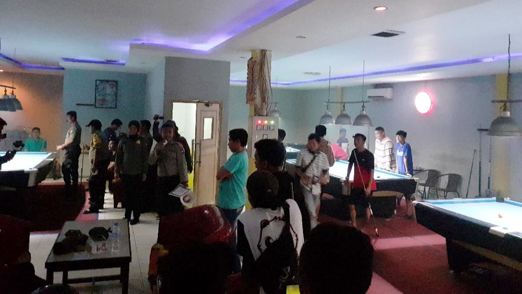 Cegah Corona, Polisi Bubarkan Pengunjung Tempat Billiard di Gorontalo