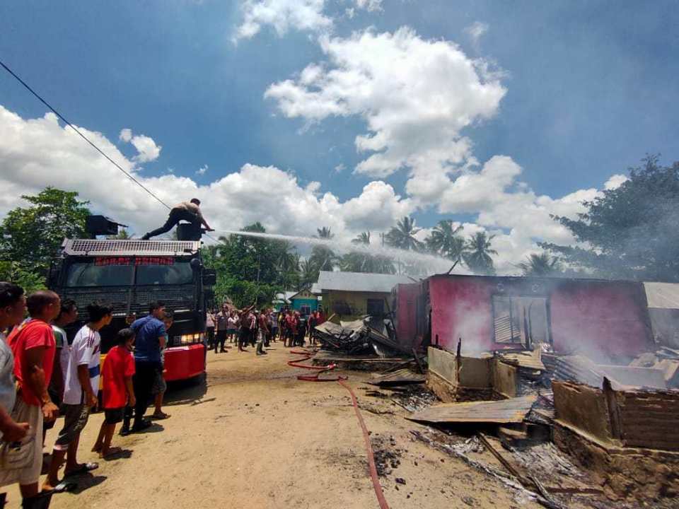 SAR Brimob Gorontalo Turunkan Water Cannon Atasi Kebakaran di Tabongo